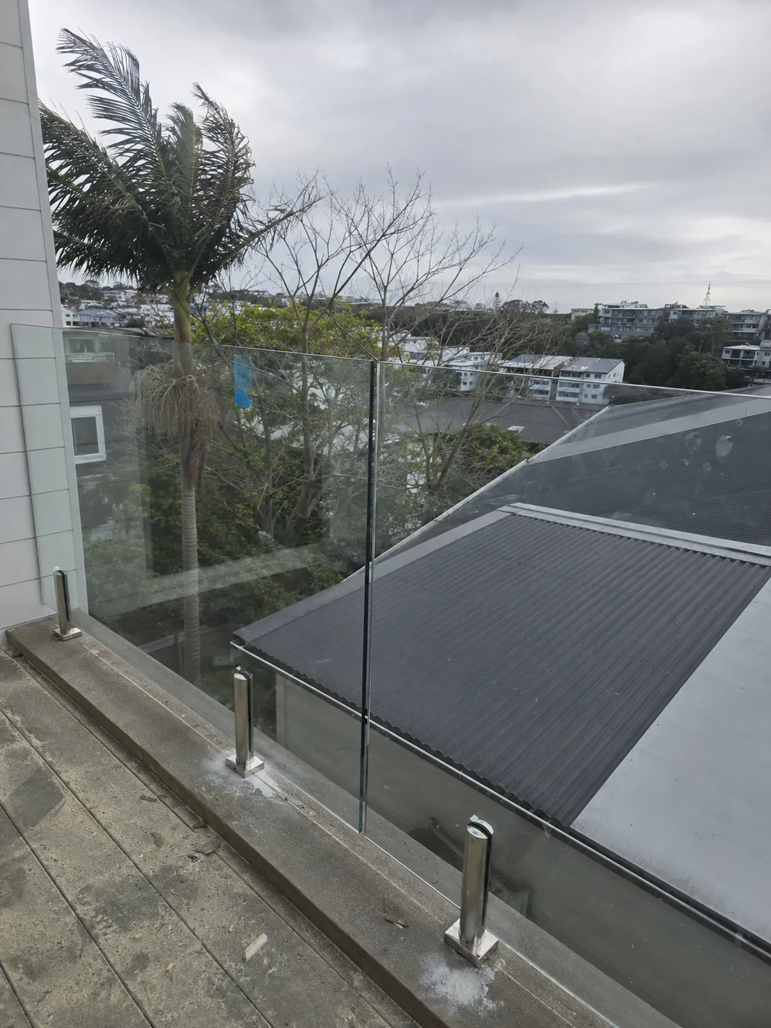 Frameless glass balustrade along the edge of a high terrace